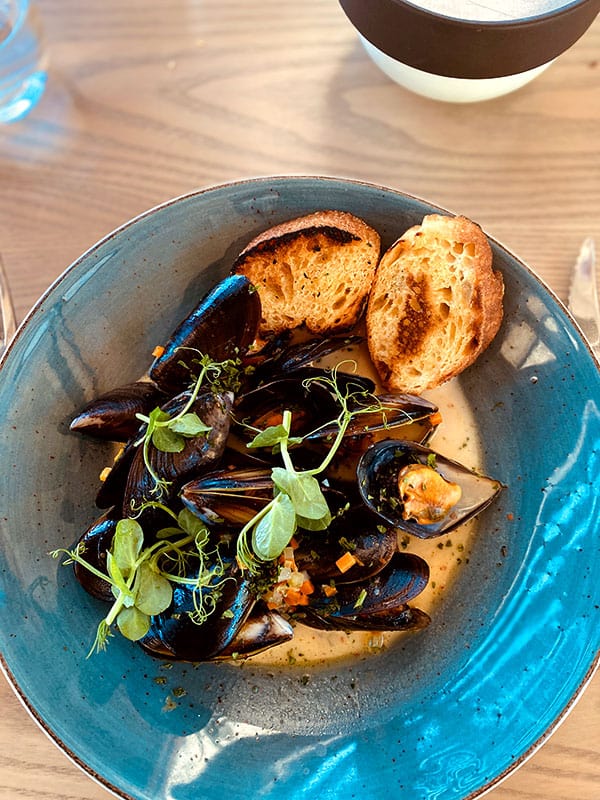 Mussels2 PIERRE JOURDAN CAP CLASSIQUE STEAMED MUSSELS